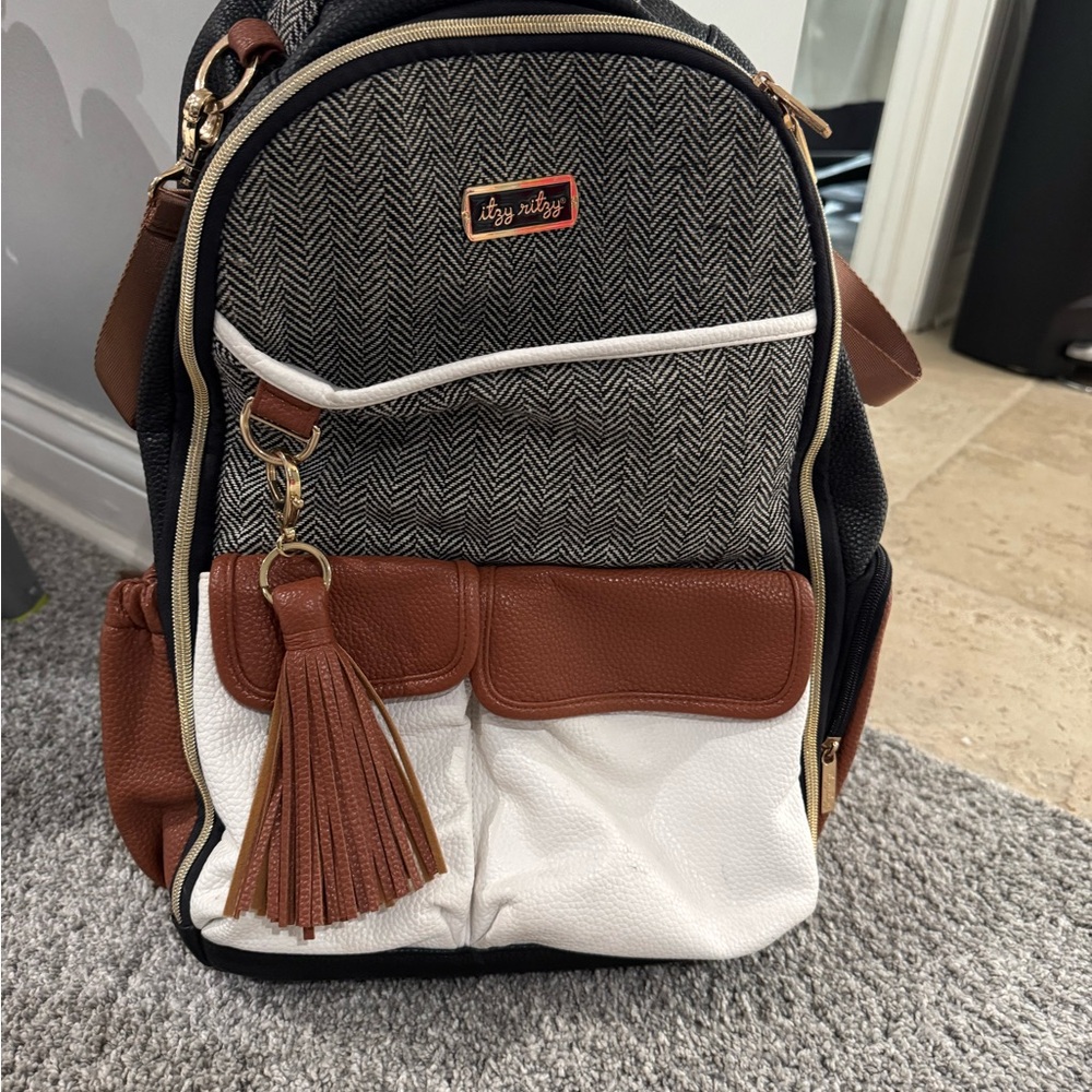Itzy Ritzy Boss Plus Large Diaper Bag Bakcpack